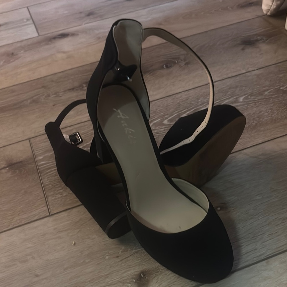 Arket Black Heels Sleek Design